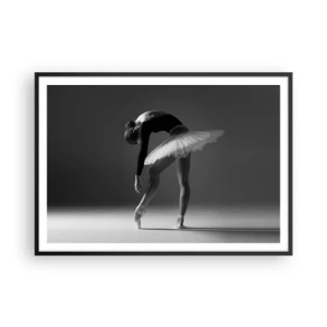 Poster in einem schwarzem Rahmen - Eine Ballerina in eleganter Pose vor schwarz-weißem Hintergrund - 100x70cm - Bella Ballerina - Moderne Wanddekoration für Wohnzimmer und Schlafzimmer ARTTOR