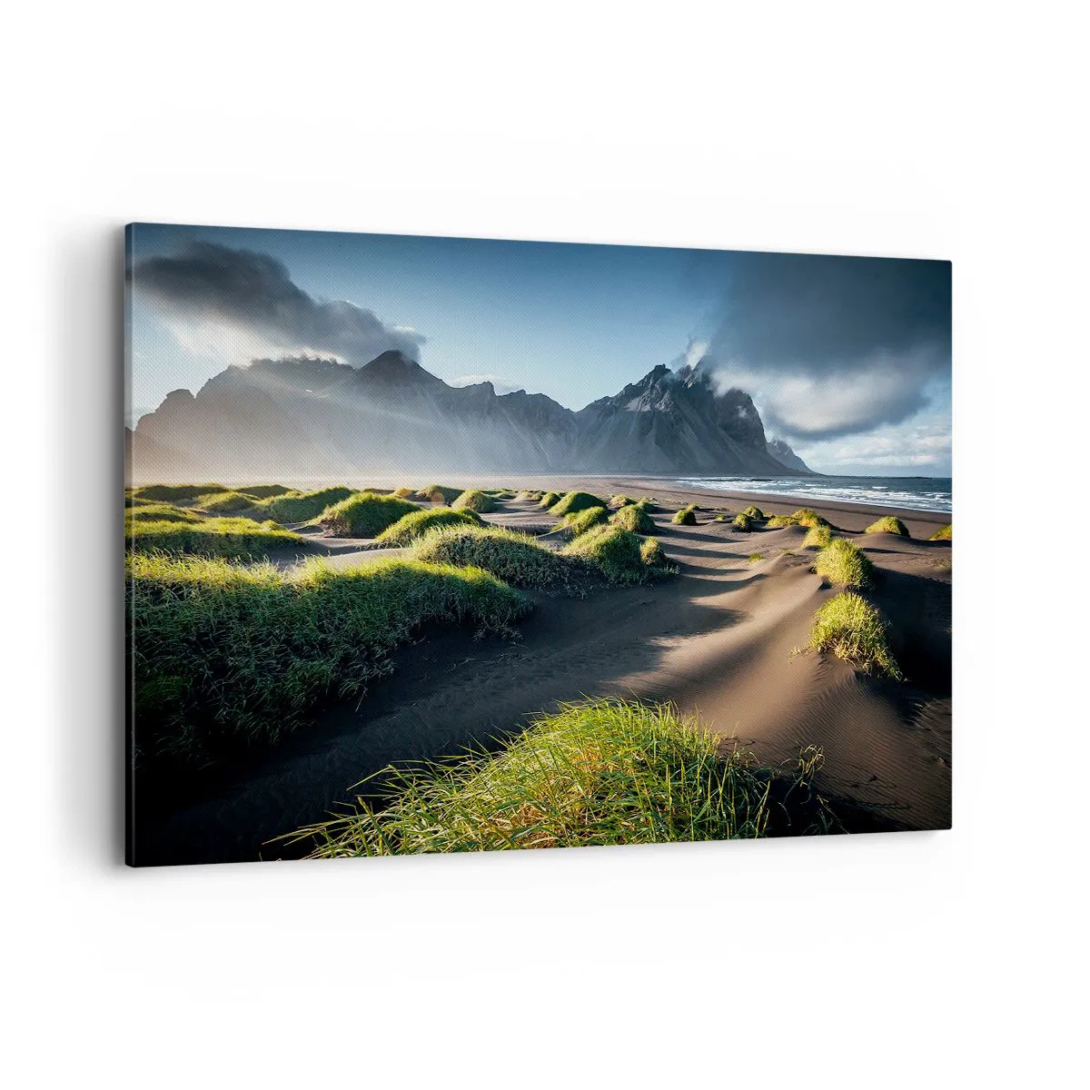 Bild auf Leinwand - Leinwandbild - Grüne Dünen mit Bergkulisse unter blauem Himmel - 100x70cm - Harmonie der Elemente - Moderne Wanddekoration für Wohnzimmer und Schlafzimmer ARTTOR