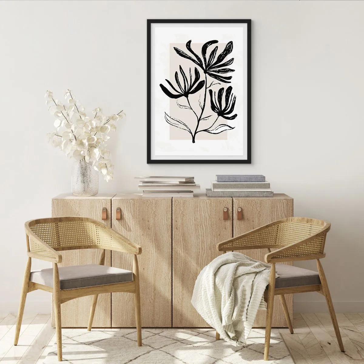 Poster in einem schwarzem Rahmen - Schwarz-weiße Illustration von Blumen auf beigem Hintergrund - 50x70cm - Skizze für das Herbarium - Moderne Wanddekoration für Wohnzimmer und Schlafzimmer ARTTOR
