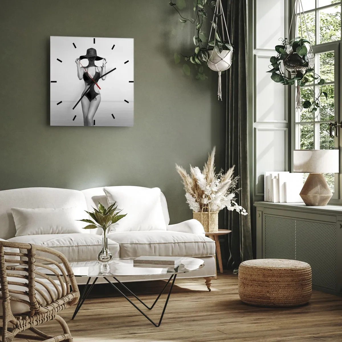 Wanduhr - Glasuhr - Schwarz-weiße Silhouette einer Frau mit Hut vor dem Meereshintergrund - 30x30cm - Mein Name ist: Eleganz - Moderne Wanddekoration für Wohnzimmer und Schlafzimmer ARTTOR