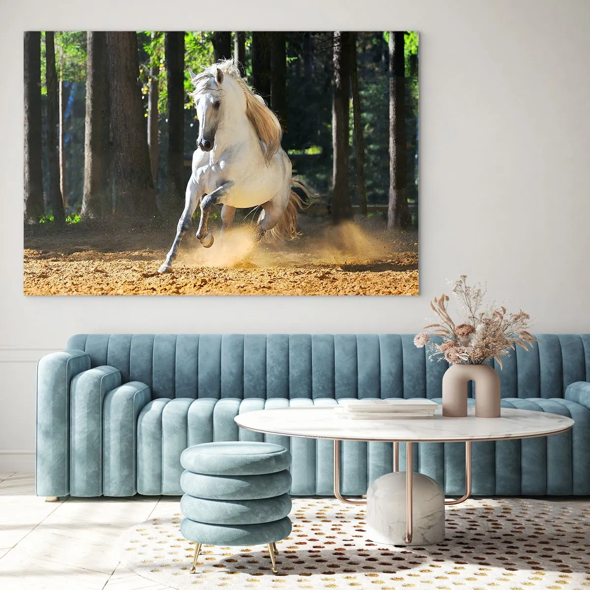 Glasbild - Bild auf glas - Ein weißes Pferd galoppiert auf sandigem Boden im Wald - 70x50cm - Wie aus einem Fantasy-Roman - Moderne Wanddekoration für Wohnzimmer und Schlafzimmer ARTTOR