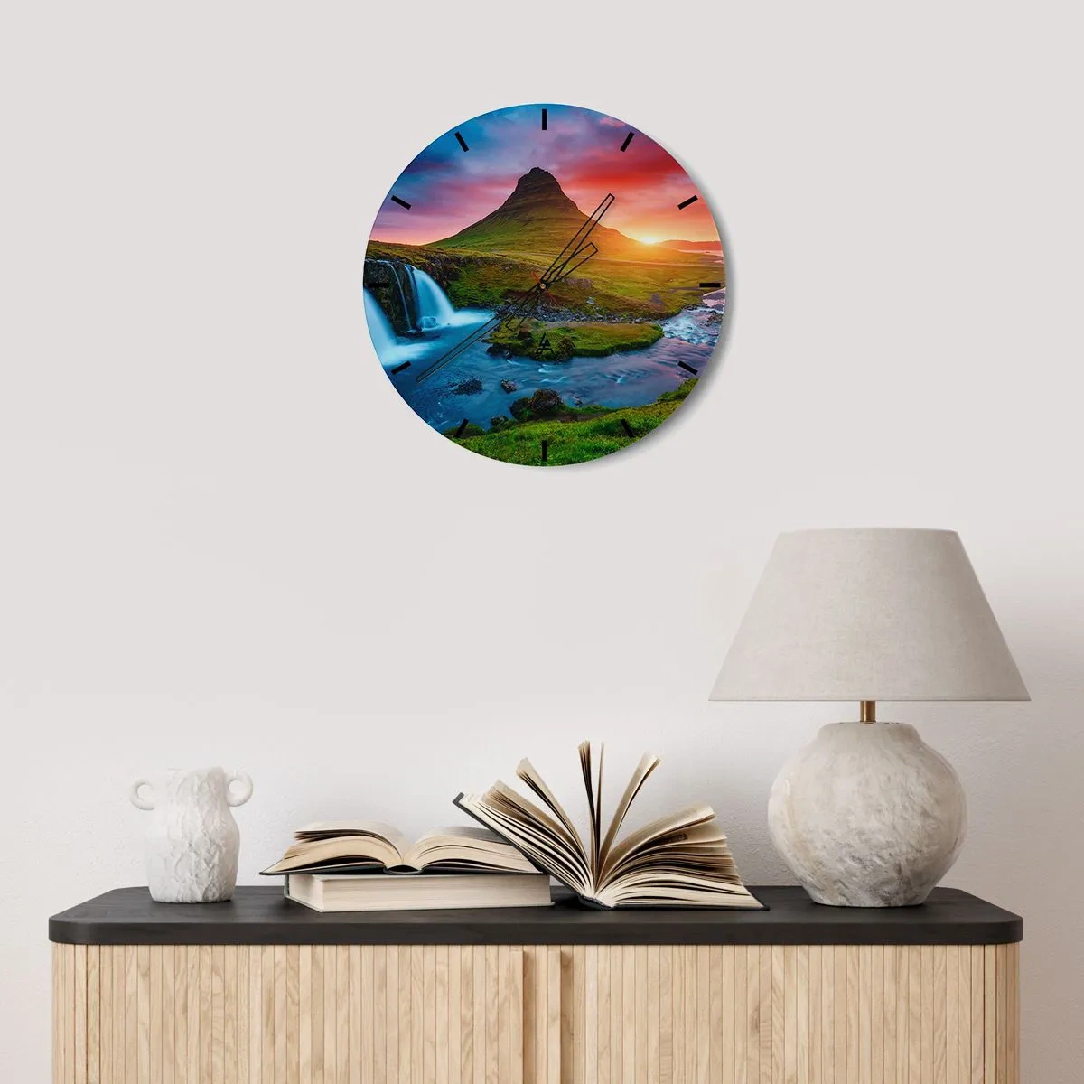 Wanduhr - Glasuhr - Wasserfall und Berg im Licht der untergehenden Sonne - 30x30cm - Island - Feuer und Wasser - Moderne Wanddekoration für Wohnzimmer, Küche und Schlafzimmer ARTTOR