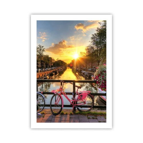 Poster - Ein rosa Fahrrad auf einer Brücke über einem Kanal bei Sonnenuntergang - 50x70cm - Frühlingsmorgen in Amsterdam - Moderne Wanddekoration für Wohnzimmer und Schlafzimmer ARTTOR
