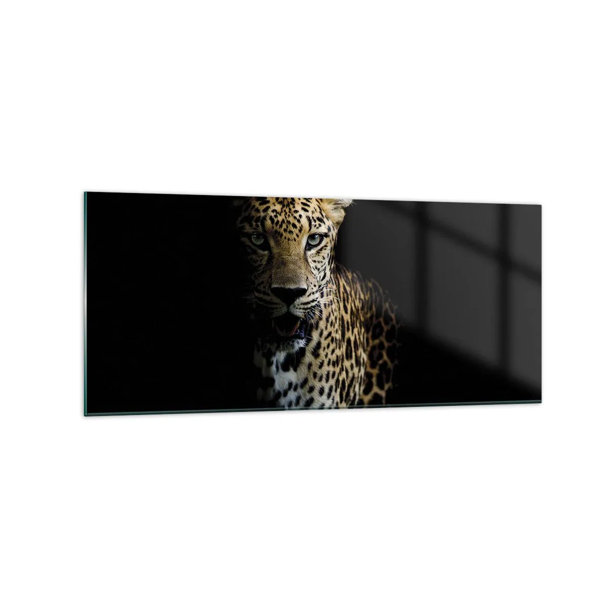 Glasbild - Bild auf glas - Ein Leopard auf dunklem Hintergrund mit intensivem Blick - 120x50cm - Dunkle Schönheit - Moderne Wanddekoration für Wohnzimmer und Schlafzimmer ARTTOR