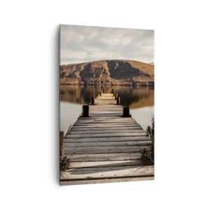 Bild auf Leinwand - Leinwandbild - Ein Holzsteg über einem See, umgeben von malerischen Hügeln - 80x120cm - Landschaft in Stille - Moderne Wanddekoration für Wohnzimmer und Schlafzimmer ARTTOR