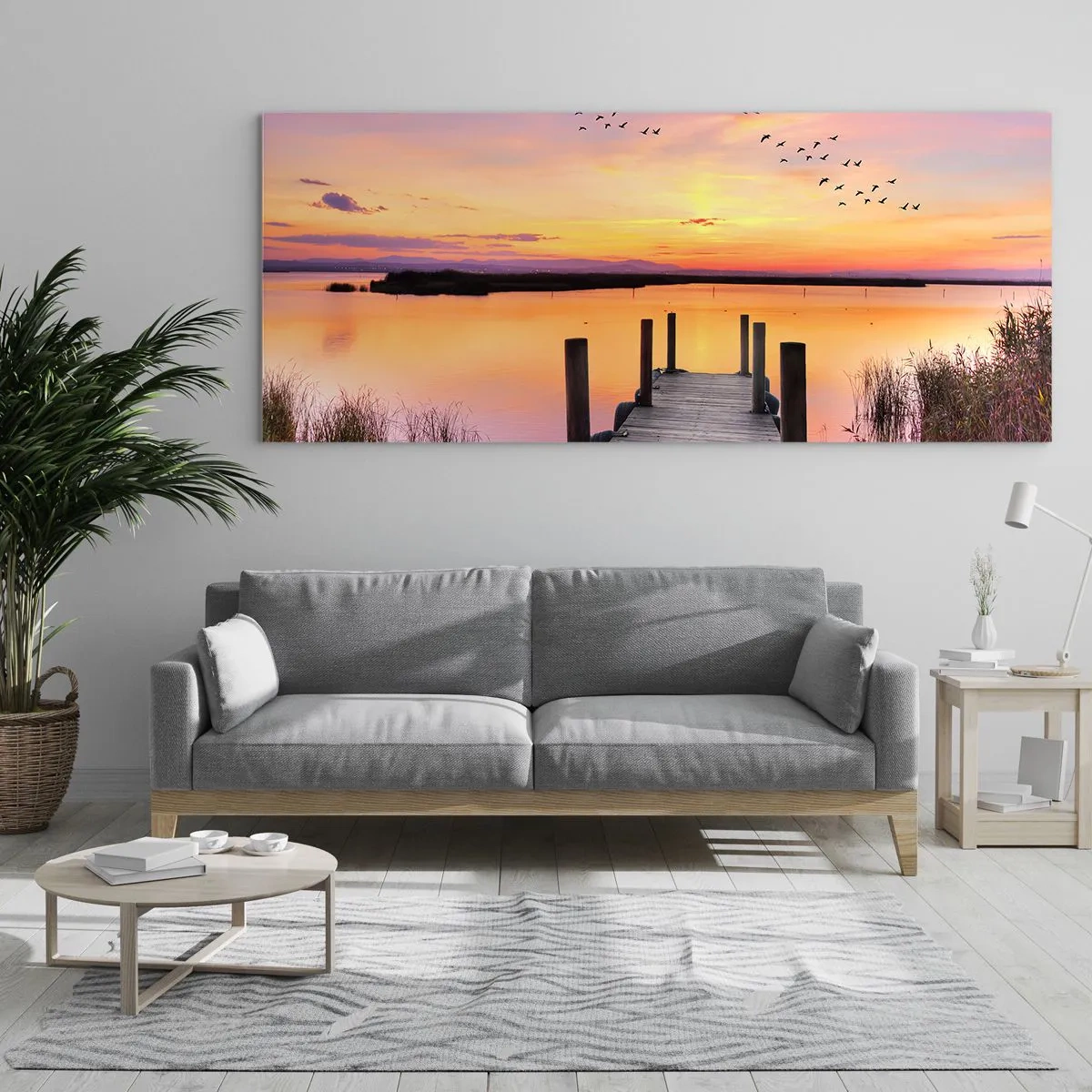 Glasbild - Bild auf glas - Ein Pier an einem See bei Sonnenuntergang mit Vögeln am Himmel - 160x50cm - Violette stille Morgendämmerung - Moderne Wanddekoration für Wohnzimmer und Schlafzimmer ARTTOR