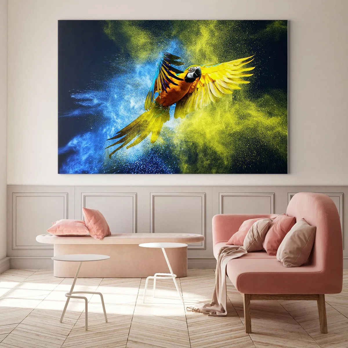 Glasbild - Bild auf glas - Ein bunter Papagei im Flug vor einem gelben und blauen Hintergrund - 100x70cm - Im blauen und goldenen Staub - Moderne Wanddekoration für Wohnzimmer und Schlafzimmer ARTTOR