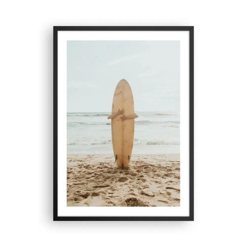 Poster in einem schwarzem Rahmen - Eine Person hält ein Surfbrett an einem Strand und blickt auf das Meer. - 50x70cm - Aus Liebe zu Wellen - Moderne Wanddekoration für Wohnzimmer und Schlafzimmer ARTTOR
