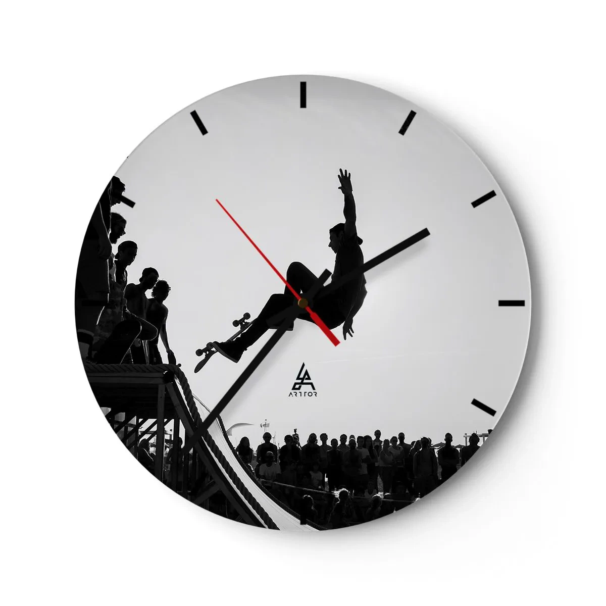 Wanduhr - Glasuhr - Schwarz-weißes Motiv eines Skateboarders auf einer Rampe in einer Menschenmenge - 30x30cm - Helden und Zuschauer - Moderne Wanddekoration für Wohnzimmer, Küche und Schlafzimmer ARTTOR
