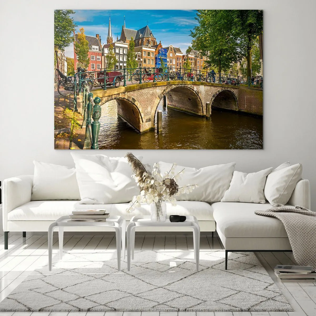 Glasbild - Bild auf glas - Eine Brücke über einen Kanal, umgeben von historischer Architektur und Grün - 70x50cm - Frühling am Kanal - Moderne Wanddekoration für Wohnzimmer und Schlafzimmer ARTTOR
