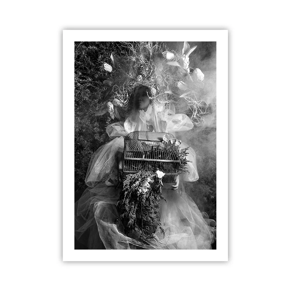 Poster - Eine Frau in einem Kleid, umgeben von Natur auf einem Schwarzweißfoto - 50x70cm - Mutter selbst - Natur - Moderne Wanddekoration für Wohnzimmer und Schlafzimmer ARTTOR