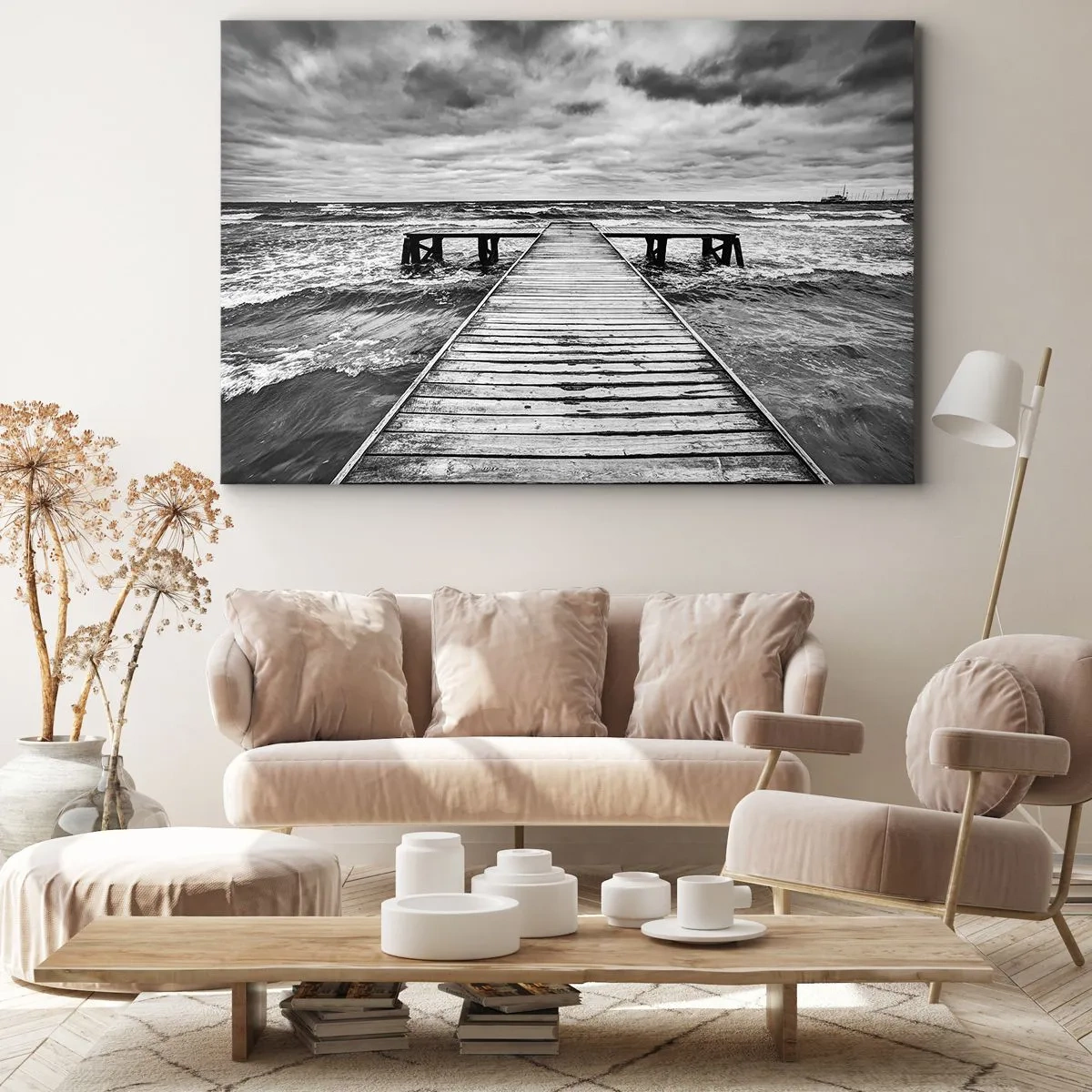 Bild auf Leinwand - Leinwandbild - Eine Schwarz-Weiß-Ansicht eines Holzstegs über einer stürmischen See. - 70x50cm - Ich warte darauf, dass der Wind wegjagt... - Moderne Wanddekoration für Wohnzimmer und Schlafzimmer ARTTOR