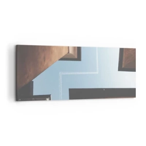 Bild auf Leinwand - Leinwandbild - Blick auf das Flugzeug und seine Spur am Himmel aus der Straßenperspektive - 120x50cm - Über dem Stadtlabyrinth - Moderne Wanddekoration für Wohnzimmer und Schlafzimmer ARTTOR