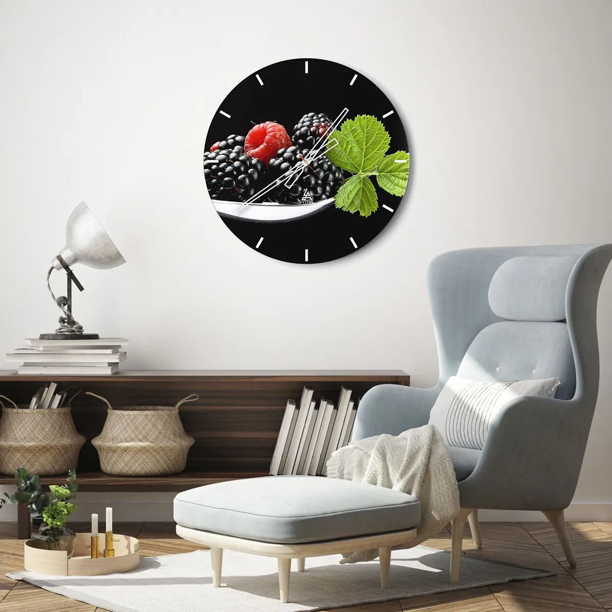 Wanduhr - Glasuhr - Himbeeren und Brombeeren vor einem Hintergrund aus grünen Blättern - 30x30cm - Der Geschmack der Frische - Moderne Wanddekoration für Wohnzimmer, Küche und Schlafzimmer ARTTOR
