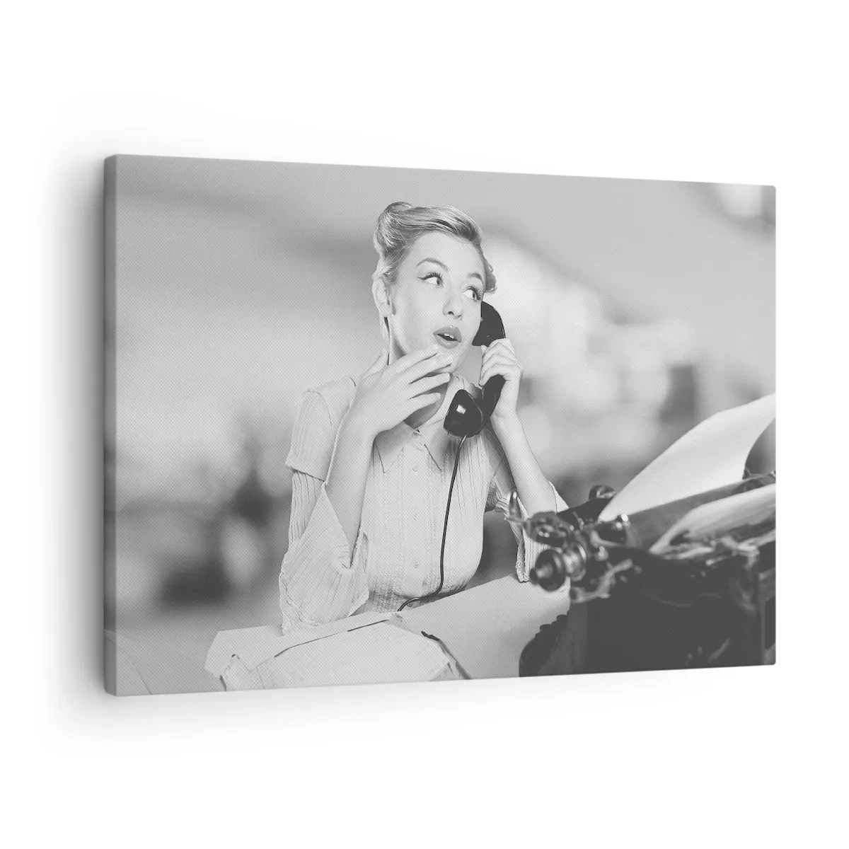 Bild auf Leinwand - Leinwandbild - Eine Frau telefoniert an einer Schreibmaschine - 70x50cm - Hallo, wir sind in den 1950er Jahren. - Moderne Wanddekoration für Wohnzimmer und Schlafzimmer ARTTOR