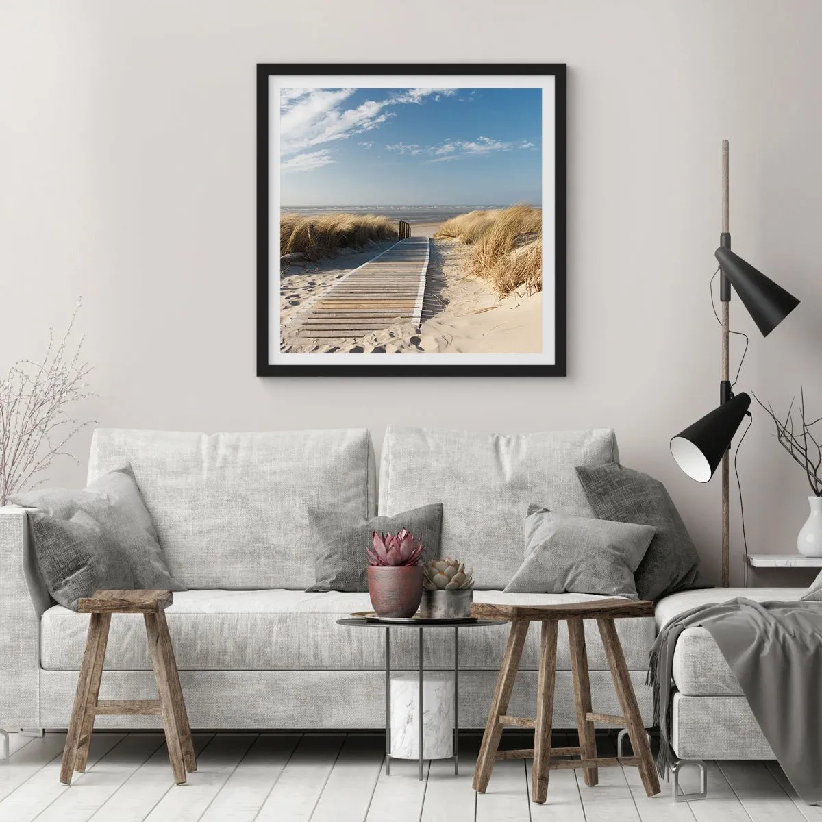 Poster in einem schwarzem Rahmen - Hinter der Düne, im Rauschen des Grases - 60x60 cm
