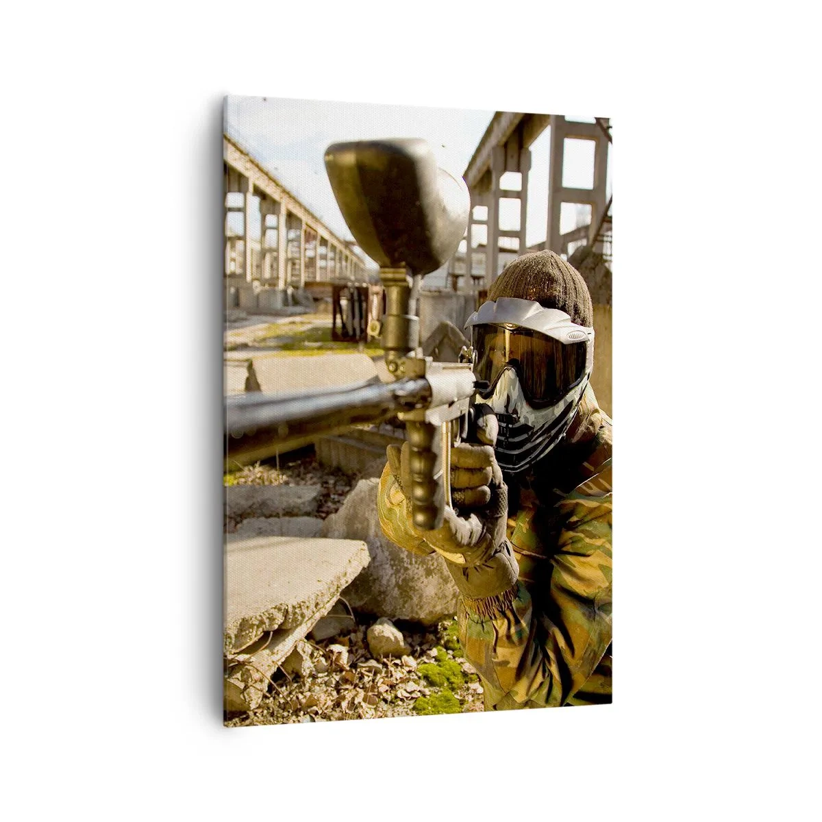 Bild auf Leinwand - Leinwandbild - Ein Paintball-Spieler in Tarnkleidung zielt mit einem Markierer - 70x100cm - Auch du kannst ein Held werden - Moderne Wanddekoration für Wohnzimmer und Schlafzimmer ARTTOR