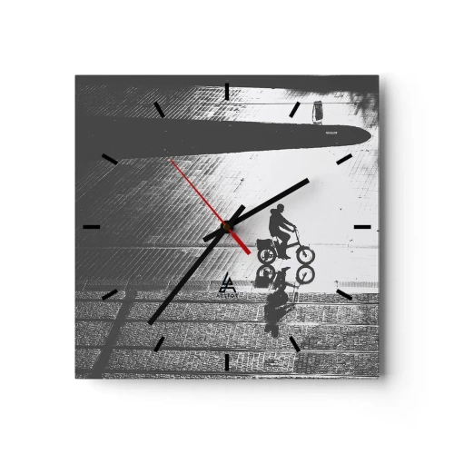 Wanduhr - Glasuhr - Schwarz-weiße Silhouette eines Radfahrers auf einer nassen Straße - 30x30cm - Vor sich hin durch die Stadt - Moderne Wanddekoration für Wohnzimmer und Schlafzimmer ARTTOR
