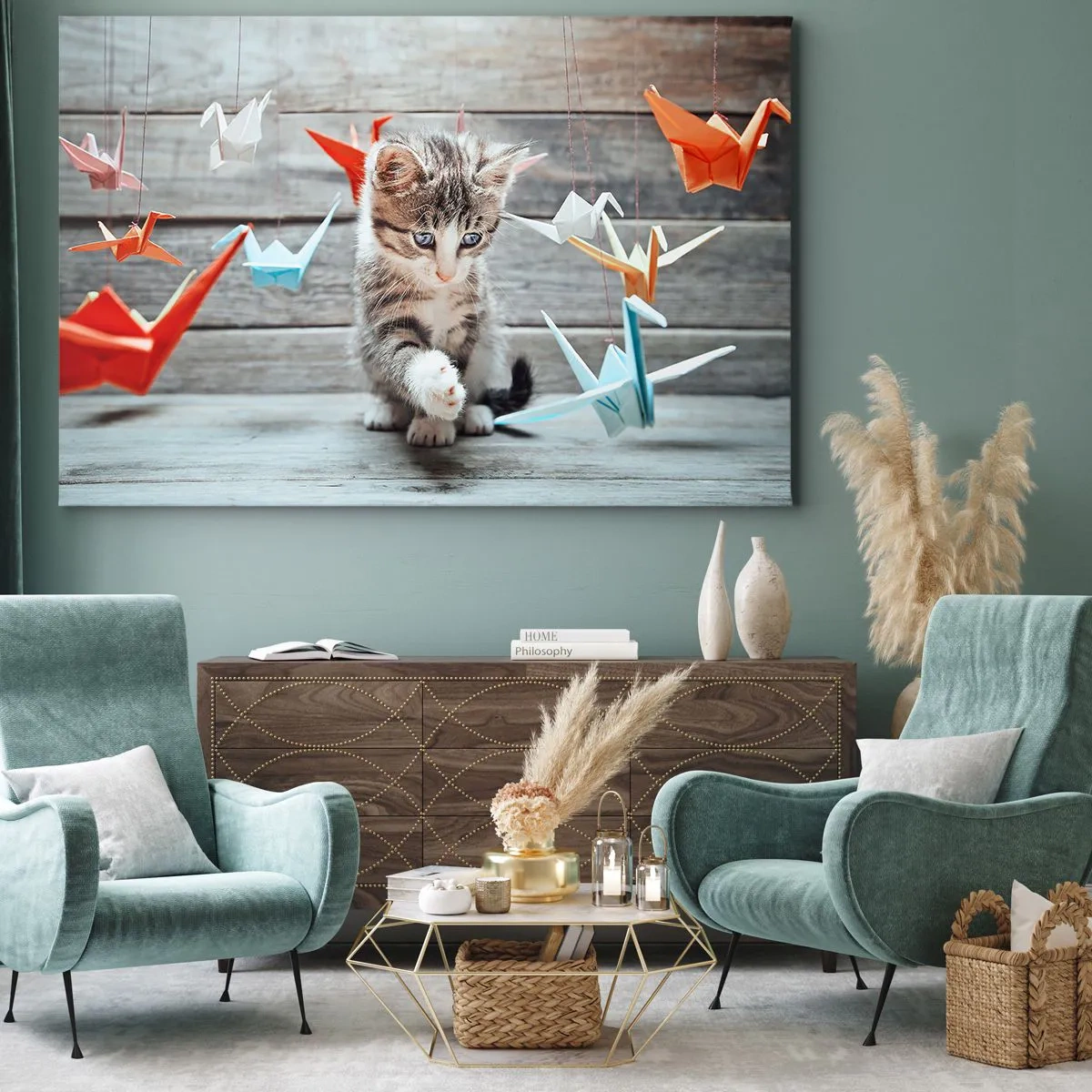Bild auf Leinwand - Leinwandbild - Ein Kätzchen spielt mit hängenden Origami-Papierkranichen. - 70x50cm - Erste Stunde - Moderne Wanddekoration für Wohnzimmer und Schlafzimmer ARTTOR