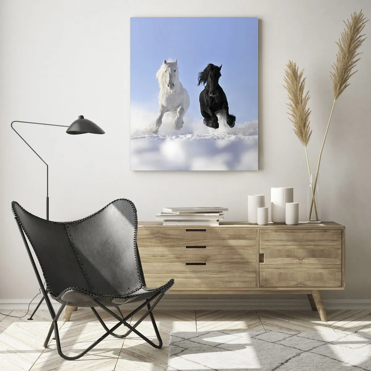 Glasbild - Bild auf glas - Ein schwarz-weißes Pferd, das durch den Schnee in einer Winterlandschaft rennt - 50x70cm - Schwarz-Weiß-Galopp - Moderne Wanddekoration für Wohnzimmer und Schlafzimmer ARTTOR