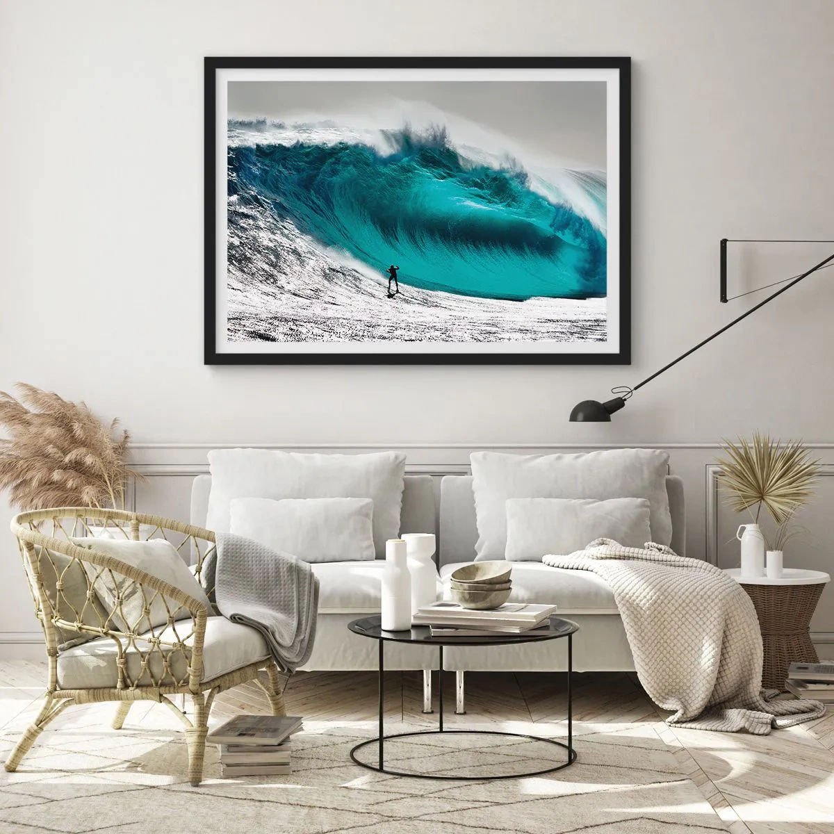 Poster in einem schwarzem Rahmen - Surfer vor einer riesigen Welle - 70x50cm - Herausforderung angenommen - Moderne Wanddekoration für Wohnzimmer und Schlafzimmer ARTTOR