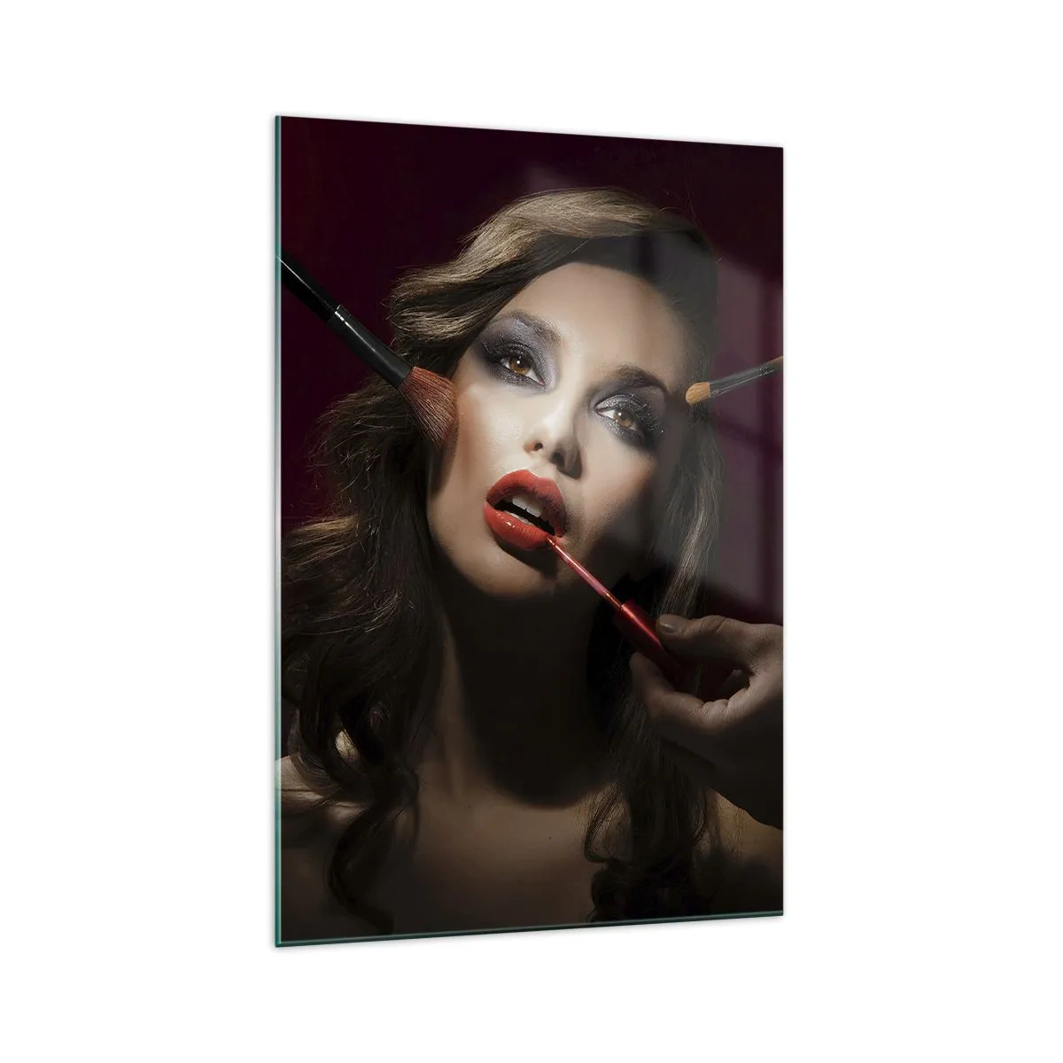 Glasbild - Bild auf glas - Stilvolles Porträt einer Frau beim Schminken vor dunklem Hintergrund - 70x100cm - Verträumt schön - Moderne Wanddekoration für Wohnzimmer und Schlafzimmer ARTTOR