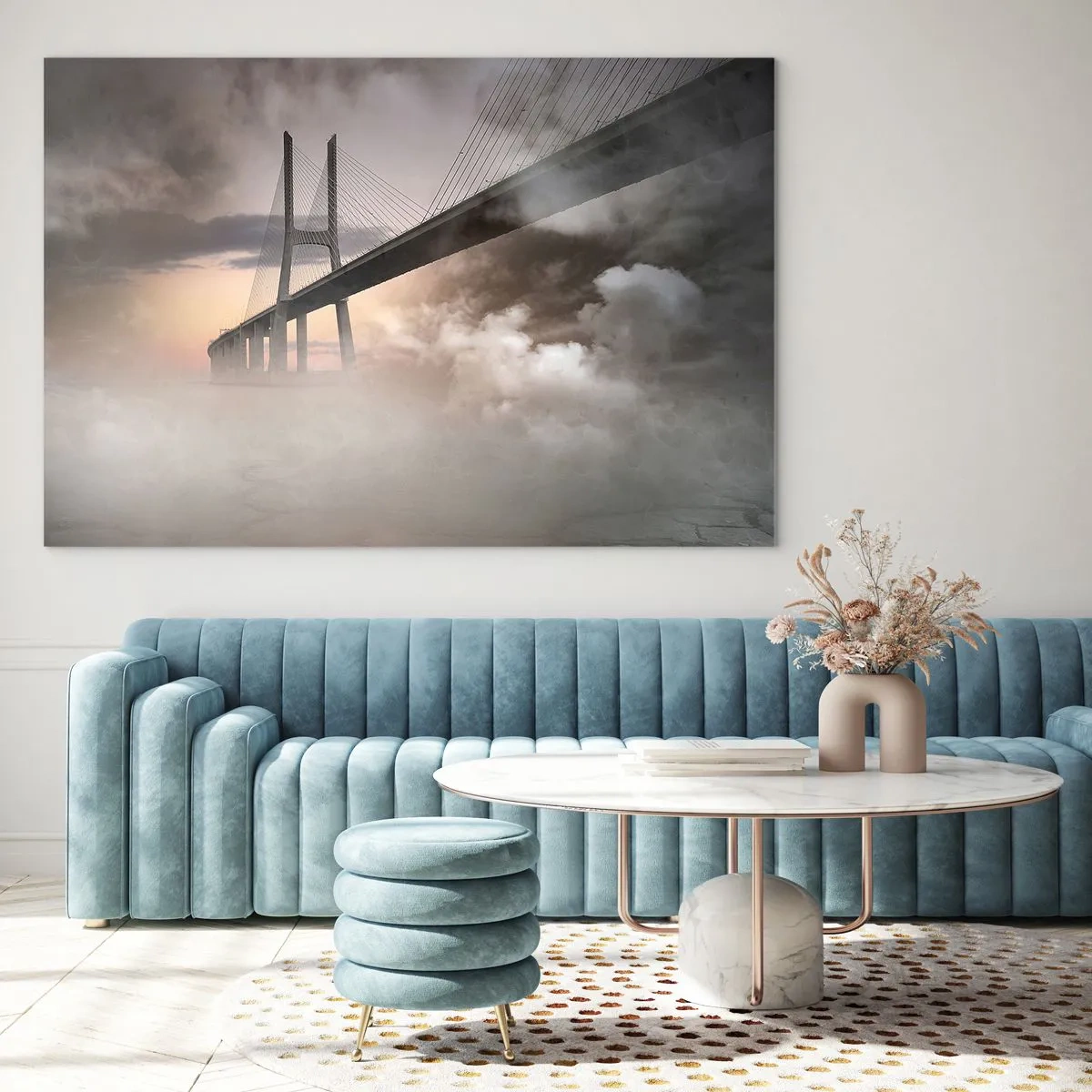 Glasbild - Bild auf glas - Eine Brücke im Nebel mit dramatischem Himmel und Tiefenperspektive - 70x50cm - Auf dem Fluss, den es nicht gibt - Moderne Wanddekoration für Wohnzimmer und Schlafzimmer ARTTOR
