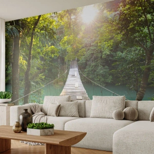 Selbstklebende Fototapete Deluxe Sticker - Über das azurblaue Wasser zum azurblauen Wald - Landschaft, Dschungel, Holzbrücke - 400x280 cm