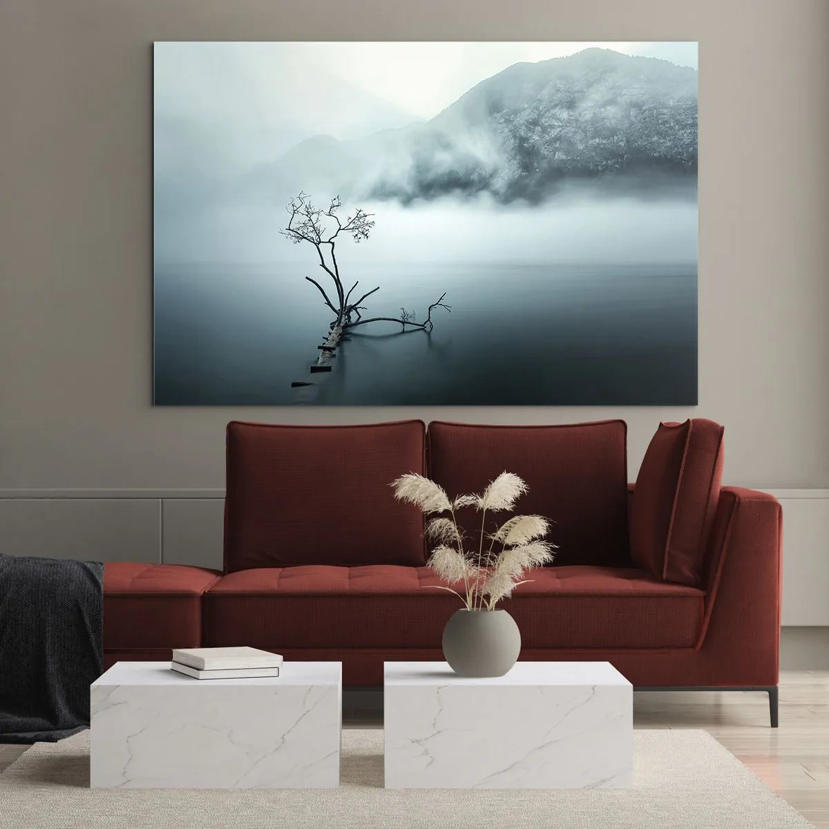 Glasbild - Bild auf glas - Ein einsamer Baum vor der Kulisse der Berge, die in Nebel gehüllt sind, über dem Wasser - 70x50cm - Aus Wasser und Nebel - Moderne Wanddekoration für Wohnzimmer und Schlafzimmer ARTTOR