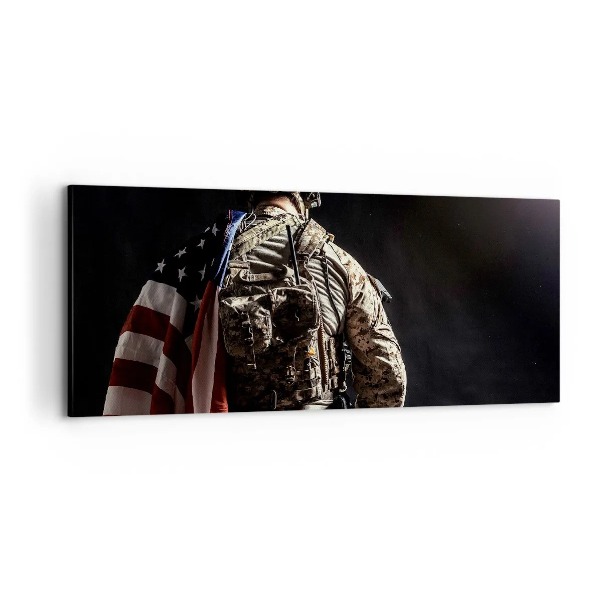 Bild auf Leinwand - Leinwandbild - Ein Soldat in Uniform mit einer Flagge vor dunklem Hintergrund - 120x50cm - Darum - Moderne Wanddekoration für Wohnzimmer und Schlafzimmer ARTTOR