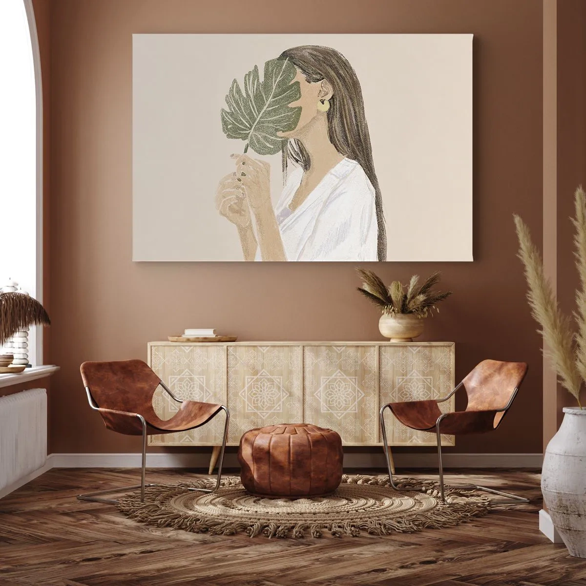 Bild auf Leinwand - Leinwandbild - Porträt einer Frau mit einem Monstera-Blatt auf beigem Hintergrund - 100x70cm - Geheimnisvolles Porträt mit Fächer - Moderne Wanddekoration für Wohnzimmer und Schlafzimmer ARTTOR