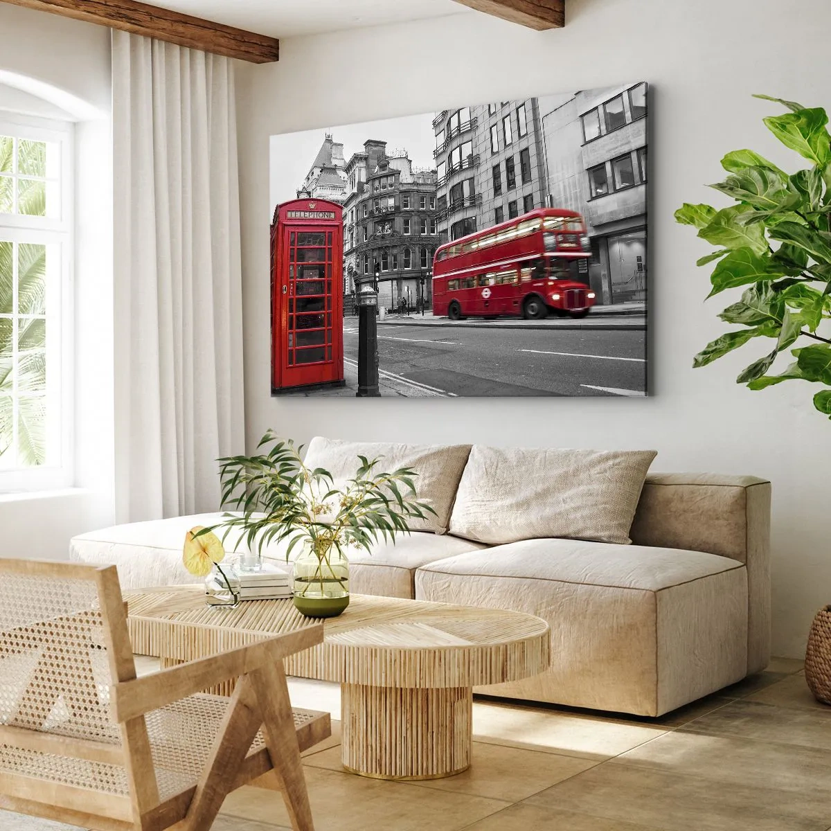 Bild auf Leinwand - Leinwandbild - Eine rote Telefonzelle und ein Doppeldeckerbus in London mit der Stadt im Hintergrund - 120x80cm - Das Rotste in Europa - Moderne Wanddekoration für Wohnzimmer und Schlafzimmer ARTTOR