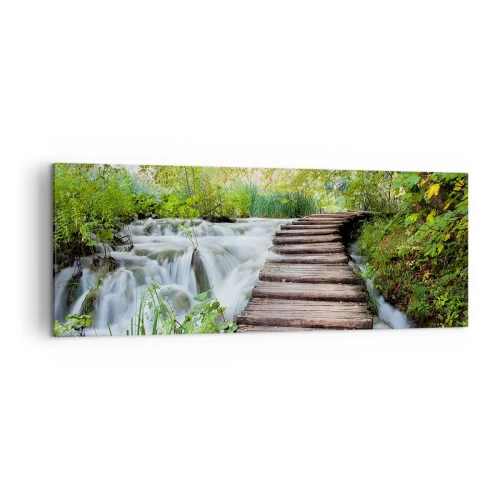 Bild auf Leinwand - Leinwandbild - Eine Holzbrücke über einen Wasserfall, umgeben von üppigem grünen Wald. - 140x50cm - Das Wasser ist überhaupt nicht ruhig - Moderne Wanddekoration für Wohnzimmer und Schlafzimmer ARTTOR