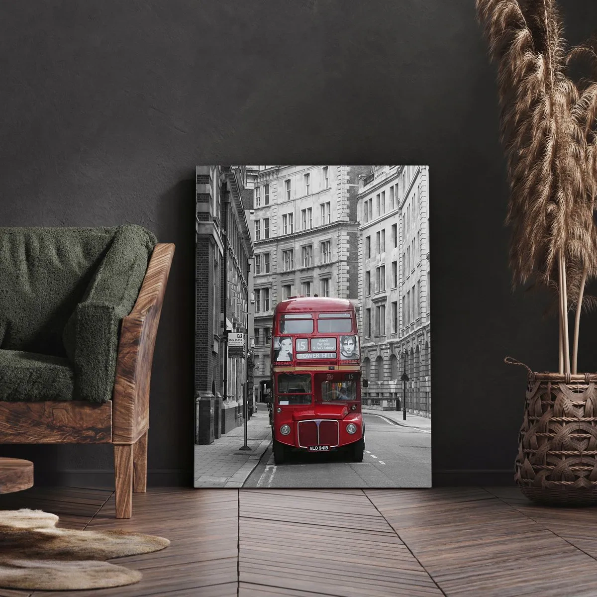 Bild auf Leinwand - Leinwandbild - Ein roter Bus vor einem Hintergrund aus schwarz-weißen Stadtgebäuden. - 80x120cm - Der Alltag muss nicht grau sein - Moderne Wanddekoration für Wohnzimmer und Schlafzimmer ARTTOR