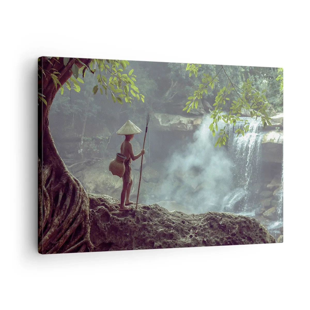 Bild auf Leinwand - Leinwandbild - Eine Figur mit einem Speer an einem Wasserfall in einem tropischen Wald - 70x50cm - Befreundet mit der Natur - Moderne Wanddekoration für Wohnzimmer und Schlafzimmer ARTTOR