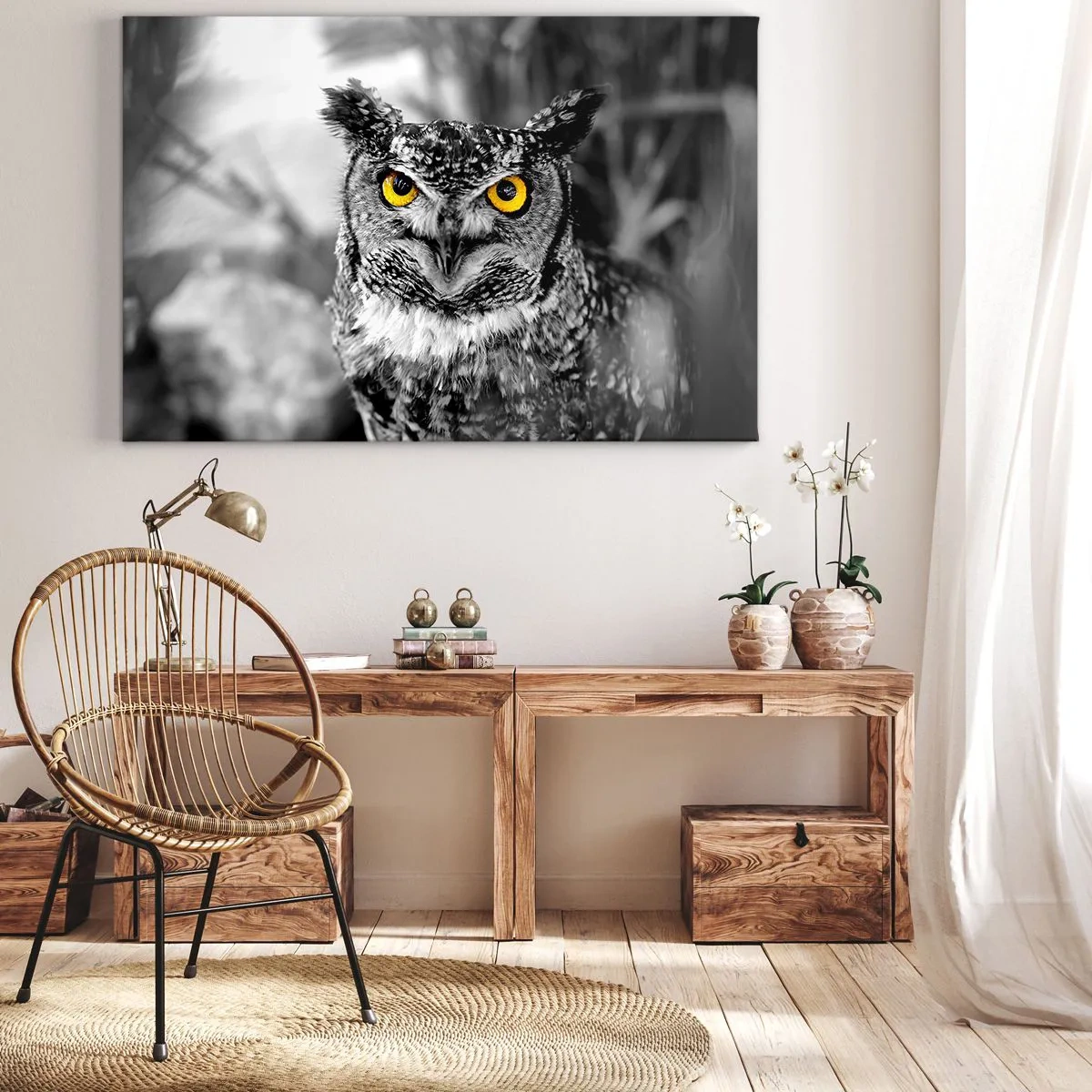 Bild auf Leinwand - Leinwandbild - Eine Schwarz-Weiß-Aufnahme einer Eule mit gelben Augen - 70x50cm - Nichts wird sich verstecken - Moderne Wanddekoration für Wohnzimmer und Schlafzimmer ARTTOR