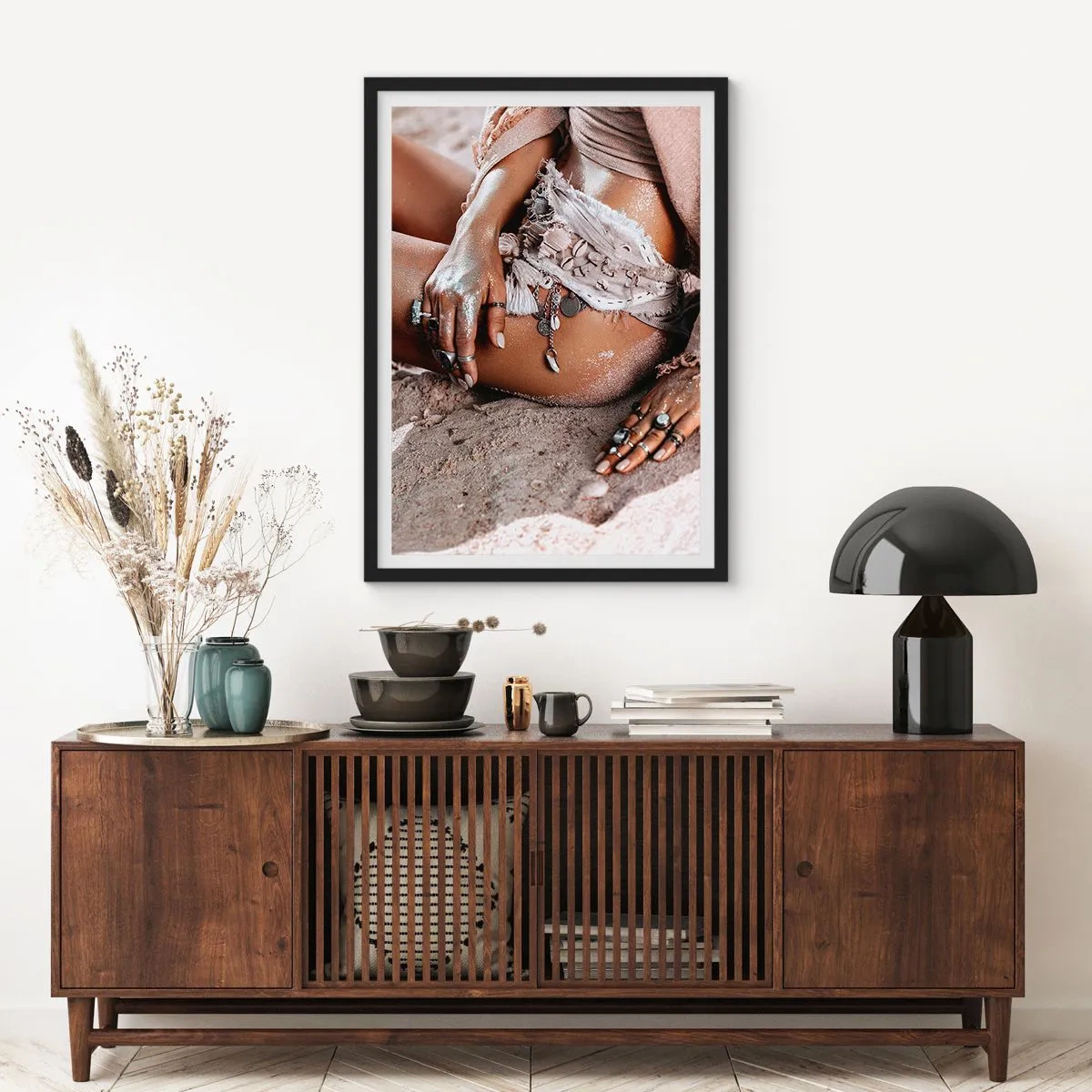 Poster in einem schwarzem Rahmen - Frau im Boho-Stil an einem Sandstrand mit Muscheldekorationen - 50x70cm - Von den Wellen geworfen? - Moderne Wanddekoration für Wohnzimmer und Schlafzimmer ARTTOR