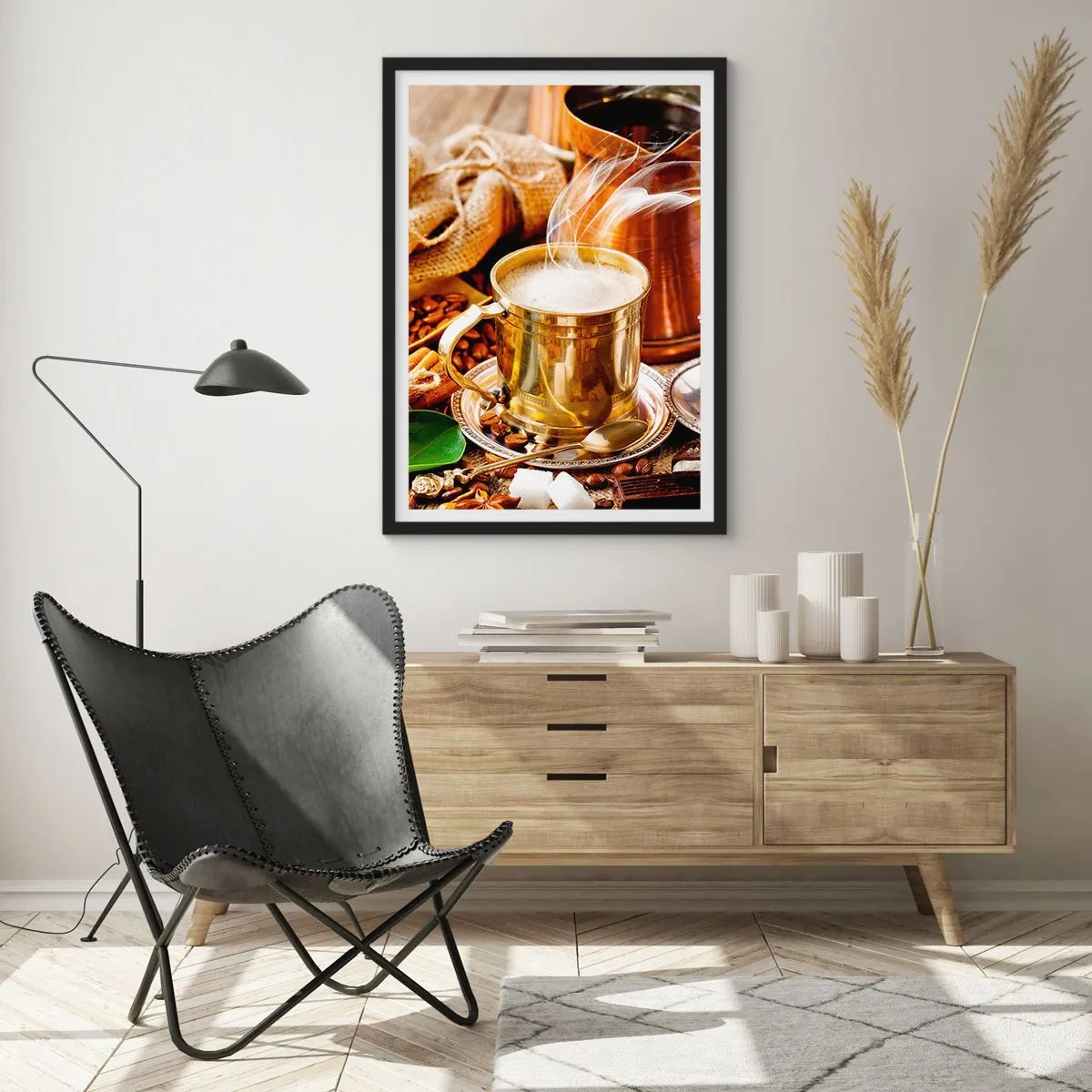 Poster in einem schwarzem Rahmen - Eine goldene Tasse mit heißem Kaffee und Dampf auf einem Hintergrund aus Kaffeebohnen. - 50x70cm - Schönen Tag noch! - Moderne Wanddekoration für Wohnzimmer und Schlafzimmer ARTTOR