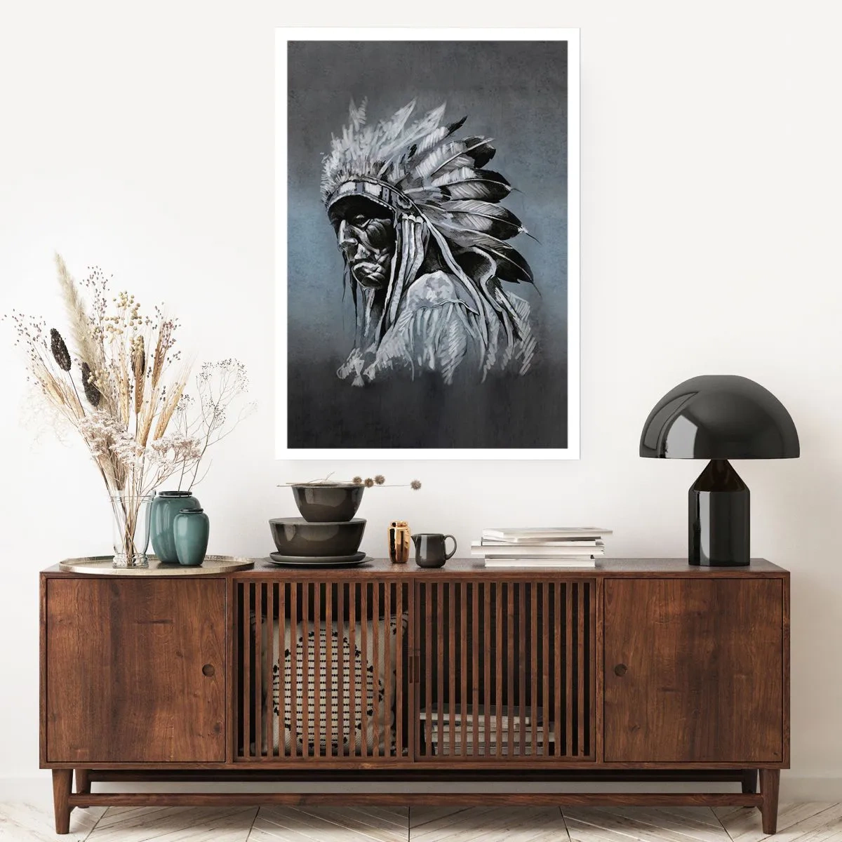 Poster - Porträt eines Indianerhäuptlings mit Federschmuck vor grauem Hintergrund - 50x70cm - Zurück zu den Wurzeln - Moderne Wanddekoration für Wohnzimmer und Schlafzimmer ARTTOR
