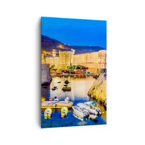Bild auf Leinwand - Leinwandbild - Ein malerischer Hafen bei Nacht mit beleuchteten Gebäuden - 80x120cm - Beleuchtete Nacht an der Adria - Moderne Wanddekoration für Wohnzimmer und Schlafzimmer ARTTOR