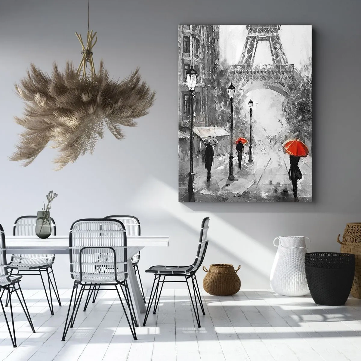 Bild auf Leinwand - Leinwandbild - Eine Straße mit Blick auf den Eiffelturm und roten Regenschirmen - 70x100cm - Alle Wege führen zu ihr - Moderne Wanddekoration für Wohnzimmer und Schlafzimmer ARTTOR