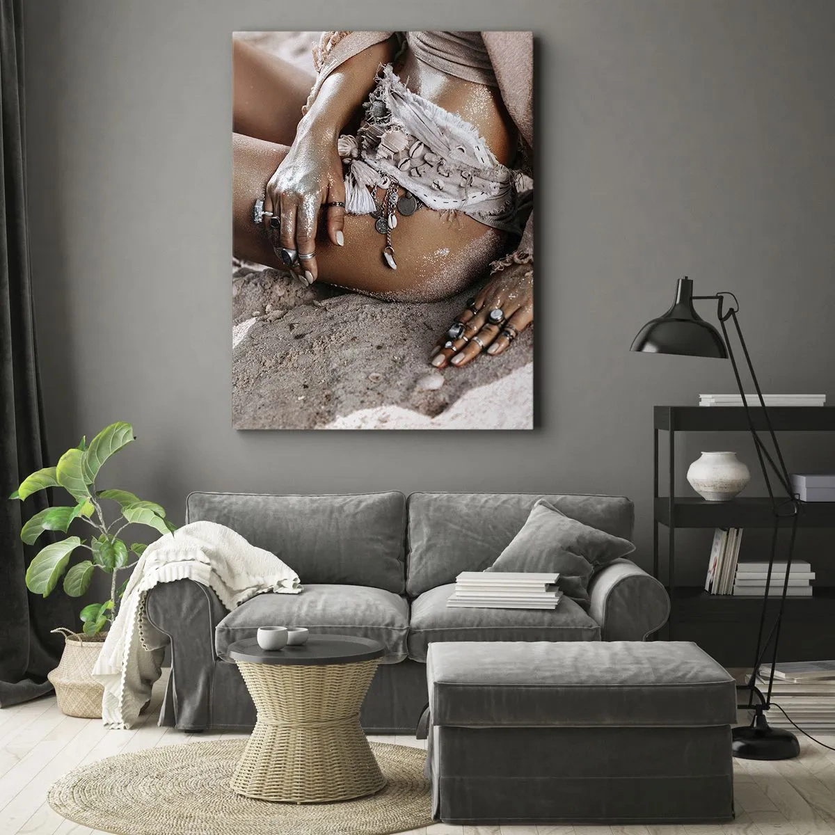 Bild auf Leinwand - Leinwandbild - Boho-Frau am Strand mit Schmuck - 70x100cm - Von den Wellen geworfen? - Moderne Wanddekoration für Wohnzimmer und Schlafzimmer ARTTOR