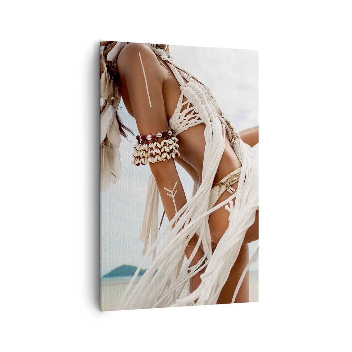 Bild auf Leinwand - Leinwandbild - Eine Frauenfigur mit ethnischen Ornamenten und Kleidung vor dem Hintergrund einer tropischen Landschaft. - 80x120cm - Eine Priesterin der Sonne - Moderne Wanddekoration für Wohnzimmer und Schlafzimmer ARTTOR