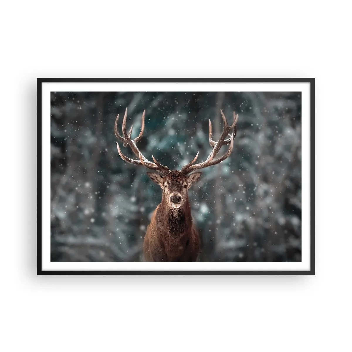 Poster in einem schwarzem Rahmen - Hirsche in einem Winterwald mit fallendem Schnee - 100x70cm - Gekrönter König des Waldes - Moderne Wanddekoration für Wohnzimmer und Schlafzimmer ARTTOR