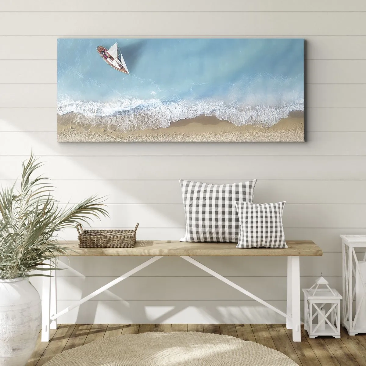 Bild auf Leinwand - Leinwandbild - Eine Vogelperspektive auf ein Boot am Strand - 140x50cm - An der Grenze von Blau und Gold - Moderne Wanddekoration für Wohnzimmer und Schlafzimmer ARTTOR