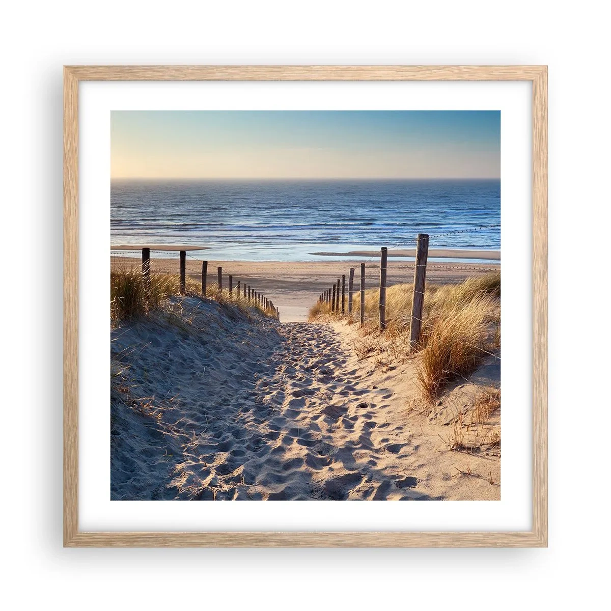 Poster in einem Rahmen aus heller Eiche - Das Rauschen des Meeres, der Gesang der Vögel, ein wilder Strand im Gras ... - 50x50 cm