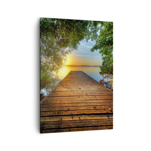 Bild auf Leinwand - Leinwandbild - Ein von Grün umgebener Holzsteg bei Sonnenuntergang - 50x70cm - Nimm dir Zeit, setz dich hin - Moderne Wanddekoration für Wohnzimmer und Schlafzimmer ARTTOR