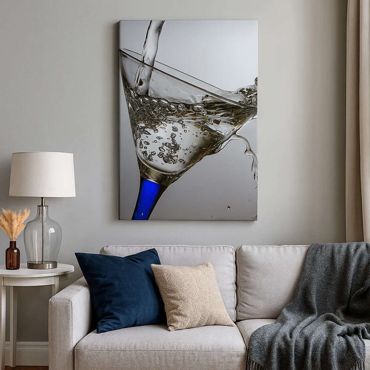 Bild auf Leinwand - Leinwandbild - Ein Glas Wasser in Bewegung auf hellem Hintergrund - 50x70cm - Kristallwasser in Kristallglas - Moderne Wanddekoration für Wohnzimmer und Schlafzimmer ARTTOR