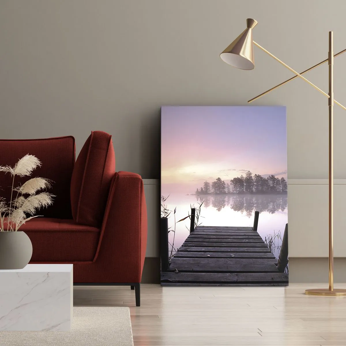 Bild auf Leinwand - Leinwandbild - Ein Steg am Seeufer im Morgengrauen mit Nebel und pastellfarbenem Himmel - 70x100cm - Aus dem lila Nebel ... - Moderne Wanddekoration für Wohnzimmer und Schlafzimmer ARTTOR