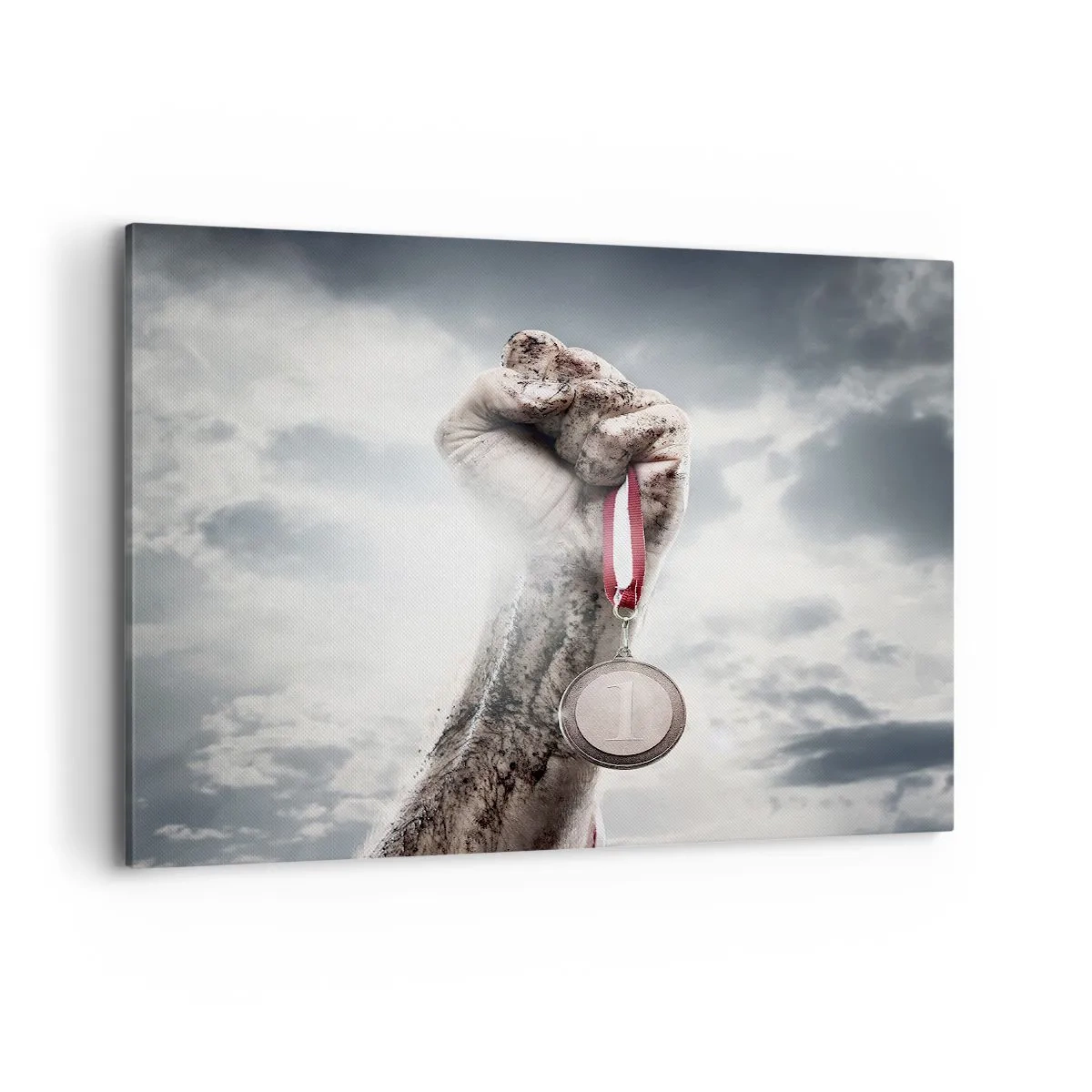 Bild auf Leinwand - Leinwandbild - Eine erhobene Hand mit einer Medaille vor einem bewölkten Himmel - 100x70cm - Per aspera ad astra - Moderne Wanddekoration für Wohnzimmer und Schlafzimmer ARTTOR